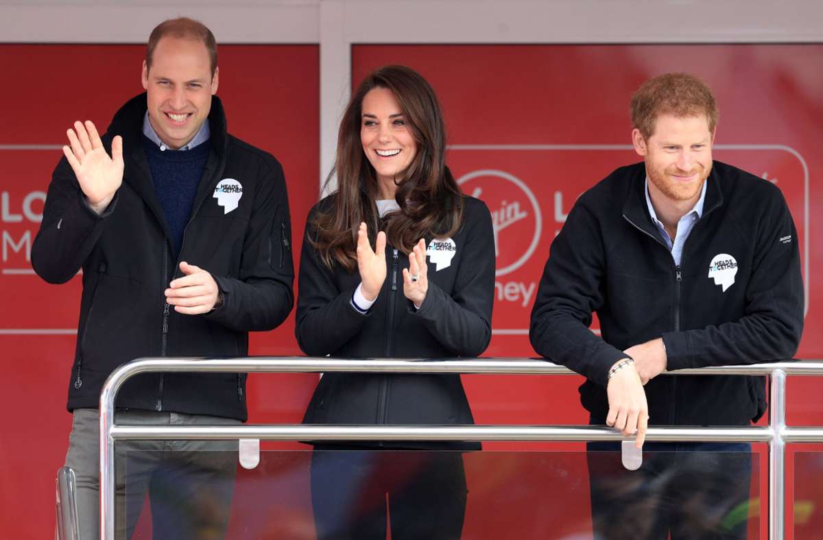 2017: Prinz William, Herzogin Kate und Prinz Harry feuern bei einem Marathon die Läufer an.