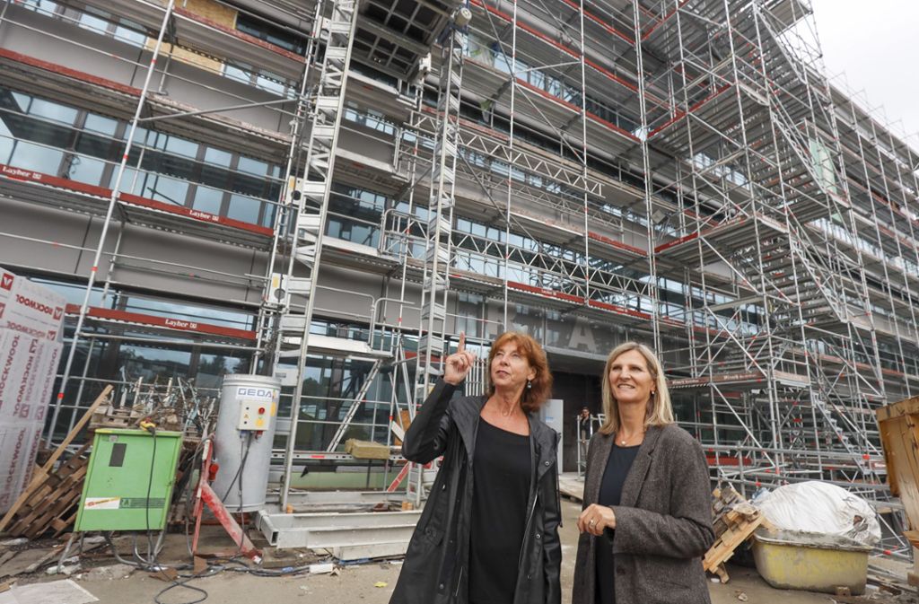 Baudezernentin Birgit Priede (links) und Elke Tittel, Leitung Stadtplanung und Gebäude