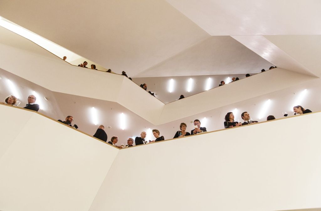 Gäste im Foyer der Elbphilharmonie. Bereits am 5. November wurde die öffentliche Plaza in 37 Metern Höhe eröffnet. Mittlerweile genossen dort bereits eine halbe Million Menschen die Aussicht.