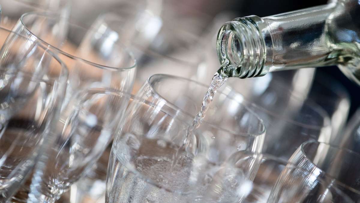  Wassertrinken ist gesund. Aber kann man dadurch tatsächlich Kopfschmerzen vorbeugen – und was sollte man noch dazu wissen? Das sagen Experten zu gängigen Weisheiten rund ums Trinken. 