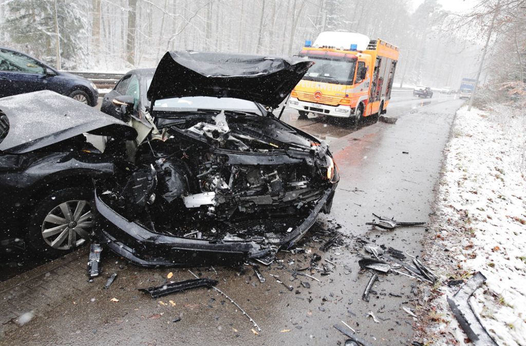 Beim Zusammenstoß zweier Autos in Stuttgart-Sillenbuch sind drei Menschen verletzt worden.