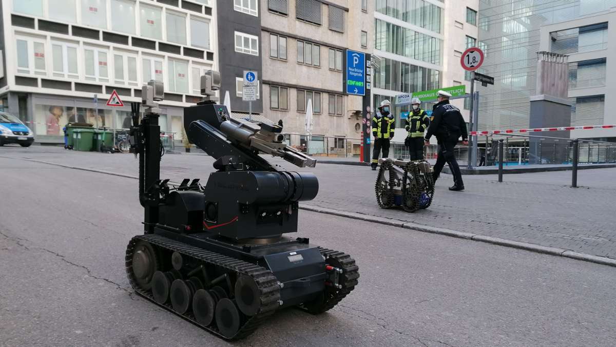  Ein verdächtiges Auto, in dem sich mehrere Kanister befanden, ist am Freitagmittag in einer Tiefgarage in Stuttgart-Mitte entdeckt worden. Ein Spezialist des LKA rückte mit einem Roboter an. Die Hintergründe. 