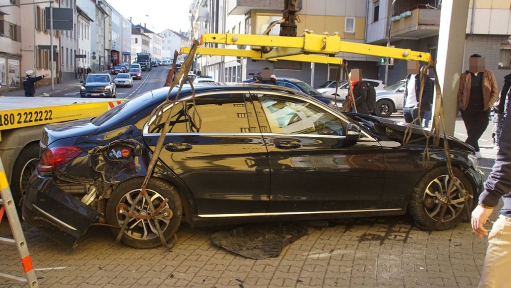 Schwerer Unfall in Pforzheim: Auto schleudert in Personengruppe – Junge schwer verletzt
