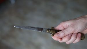Polizei Stuttgart sucht Zeugen: 16-Jährige bedroht Mann mit Messer