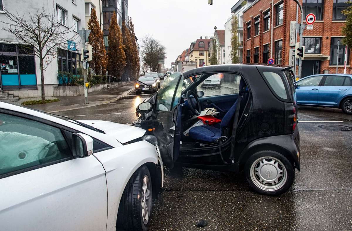 Die Autos mussten nach dem Unfall abgeschleppt werden. Foto: SDMG/ Dettenmeyer
