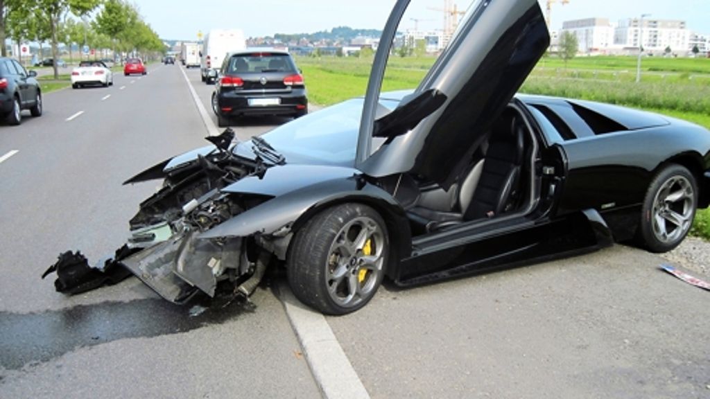 Böblingen: Lamborghini nach Fahrfehler schrottreif