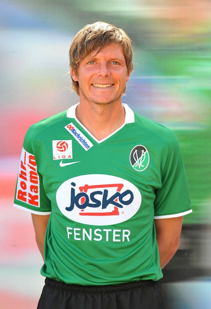 Oliver Glasners etwas unsicheres Lächeln kann nicht darüber hinwegtäuschen, dass der jetzige Wolfsburger beim kleinen SV Ried in Oberösterreich zur Legende wurde. 516 Einsätze wurden ihm mit der lebenslangen Ehrenkapitänswürde gedankt.