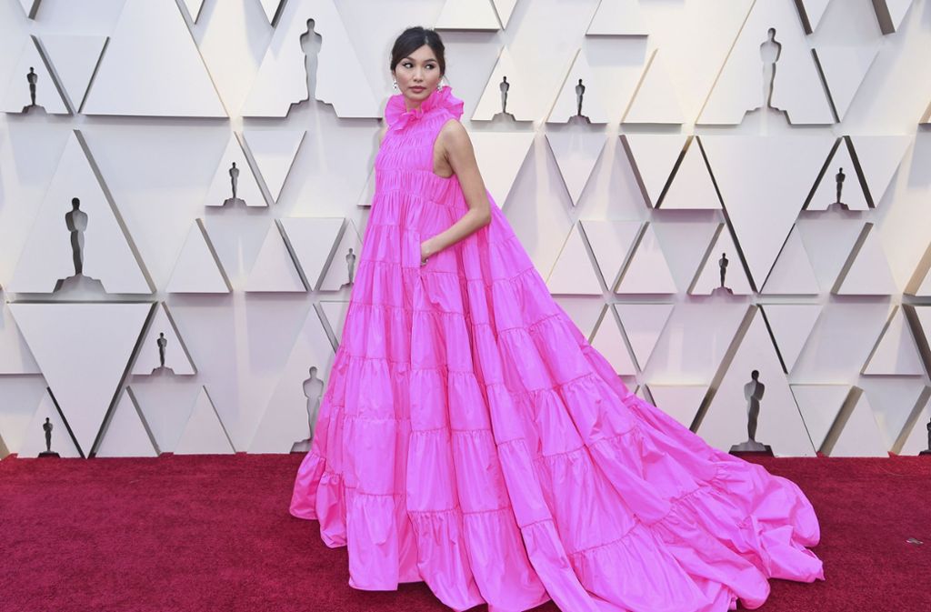 Pretty in Pink I: Die Farbfamile Pink steht zur Zeit hoch im Kurs. Auch bei den Oscar’s sah man einige Stars in der Trendfarbe, wie zum Beispiel die britische Schauspielerin Gemma Chan in einem – nun ja – es soll wohl ein Kleid (von Valentino) sein.