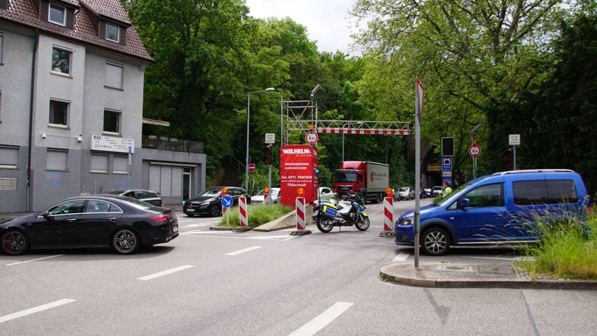 Lastwagen verliert Diesel: Wagenburgtunnel Richtung Stuttgarter City stundenlang gesperrt