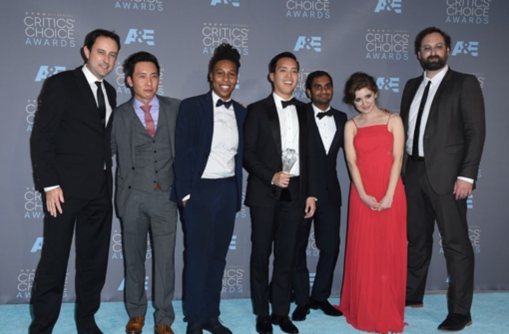 Igor Srubshchik (von links), Kelvin Yu, Lena Waithe, Alan Yang, Aziz Ansari, Noel Wells und Eric Wareheim bekamen für “Master of None“ den Preis für die beste Comedy-Serie.