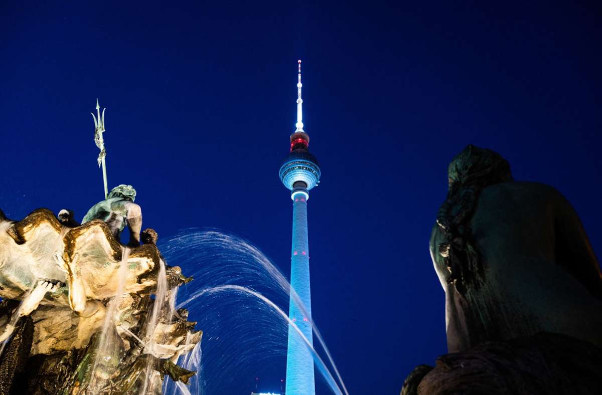 Ganz in blau: Der Fernsehturm.