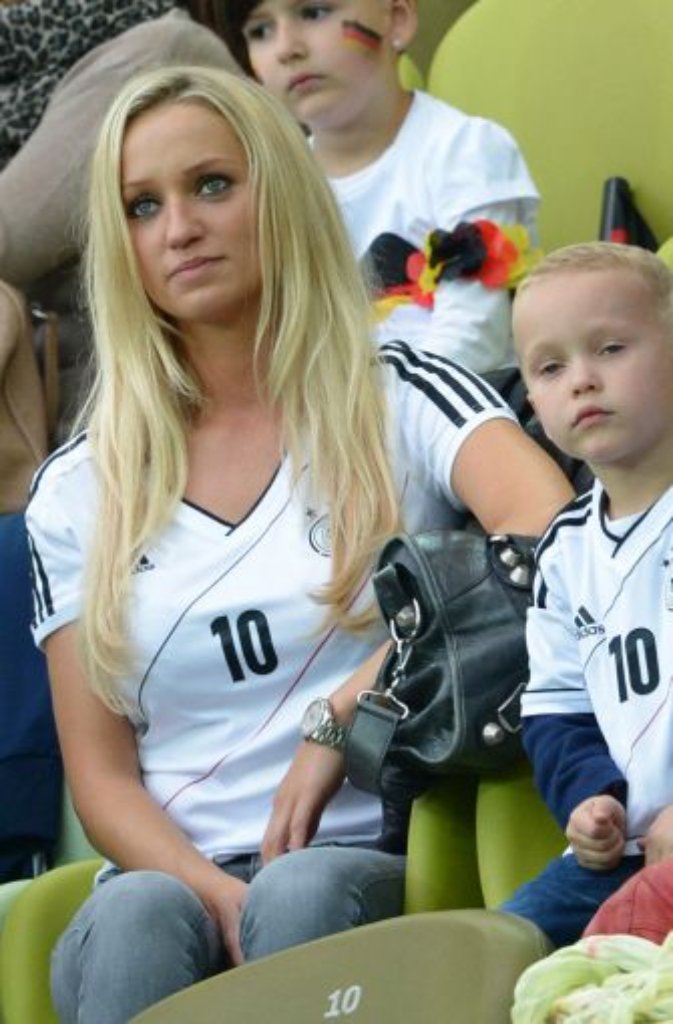 Monika Podolski, die Ehefrau von Lukas Podolski, und Sohn Louis.