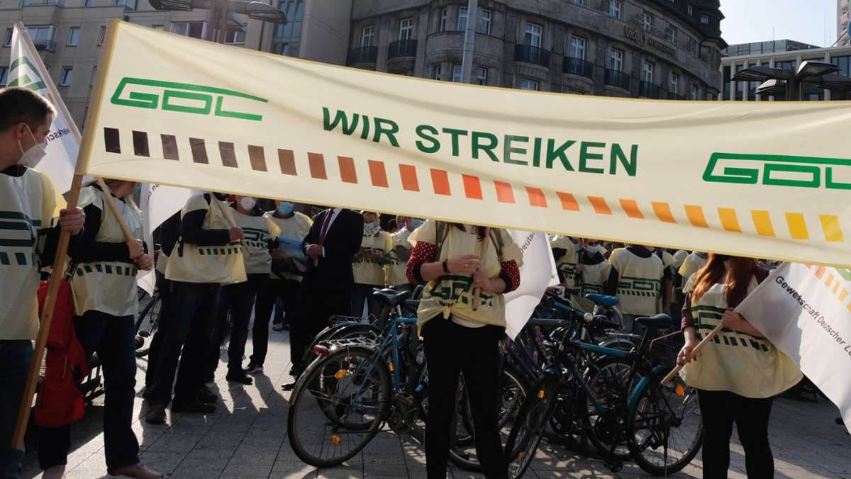 Die Deutsche Bahn hat ein neues Angebot vorgelegt, dennoch bestreikt die Gewerkschaft Deutscher Lokomotivführer (GDL) den Personenverkehr. Was fordert sie noch von der Bahn? Und wann hat der Streik ein Ende?
