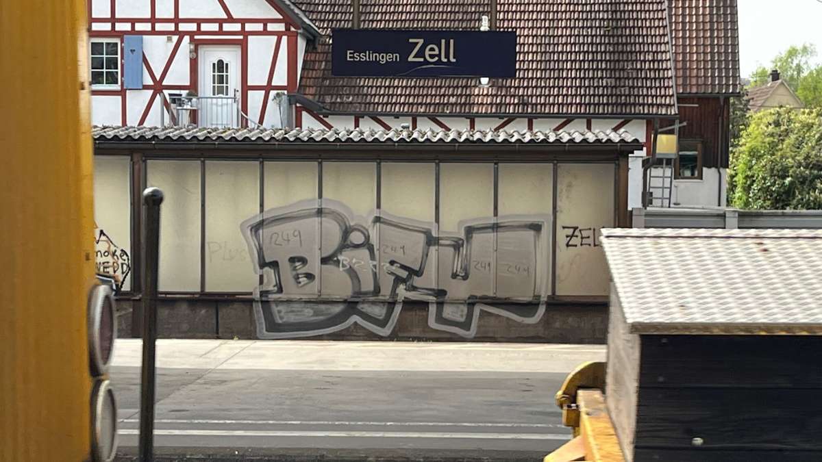 Gewalt an Esslinger Bahnhöfen: Reisende auf Vorstadt-Bahnhof mit Flaschen beworfen