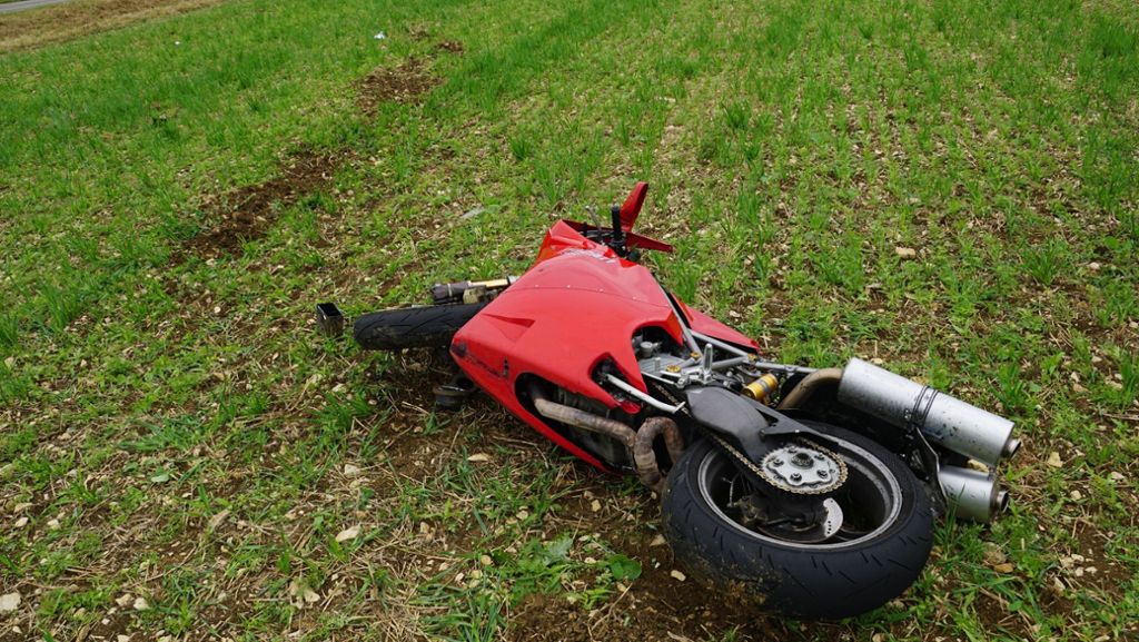 Bissingen/Teck: Motorradfahrer stirbt noch an Unfallstelle