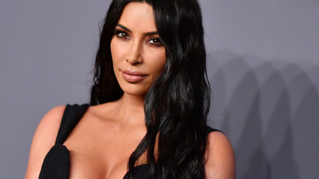  Die Frauen der Familie Kardashian und Jenner sind als Stilikonen bekannt. Einen Teil ihrer luxuriösen Kleider und Accessoires bieten Kim, Kylie und Co. nun online zum Verkauf an. Aber Achtung: Für manche Stücke muss man tief in die Tasche greifen. 