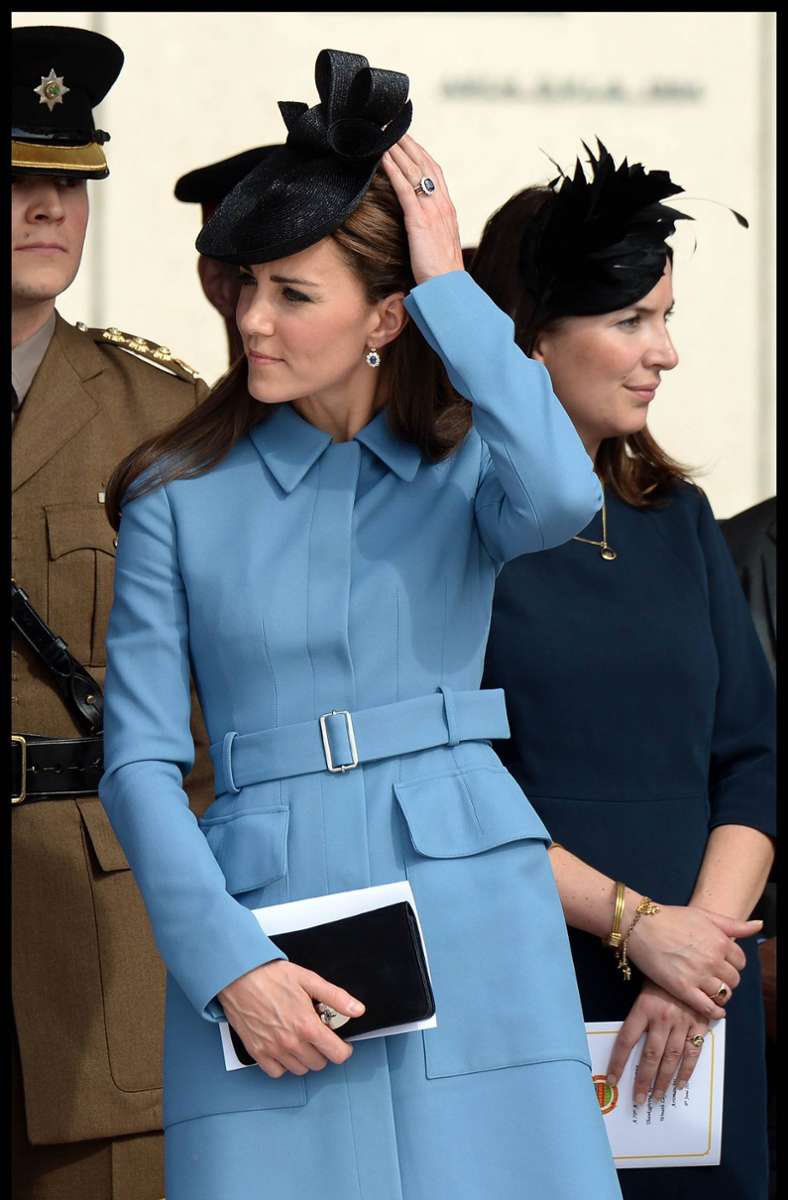 In Kombination mit dem Ring trägt Kate gerne die dazu passenden Ohrringe aus Saphir und Diamanten, die ebenfalls einst Diana gehörten. Diese hatte den Schmuck als Hochzeitsgeschenk von der saudischen Königsfamilie erhalten, die sich bei der Gestaltung am Verlobungsring der Prinzessin orientierte.