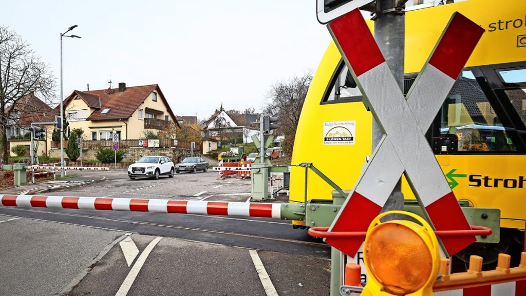 Polizei sucht Lastwagenfahrer: Nach Unfall:  Strohgäubahn wieder im Takt