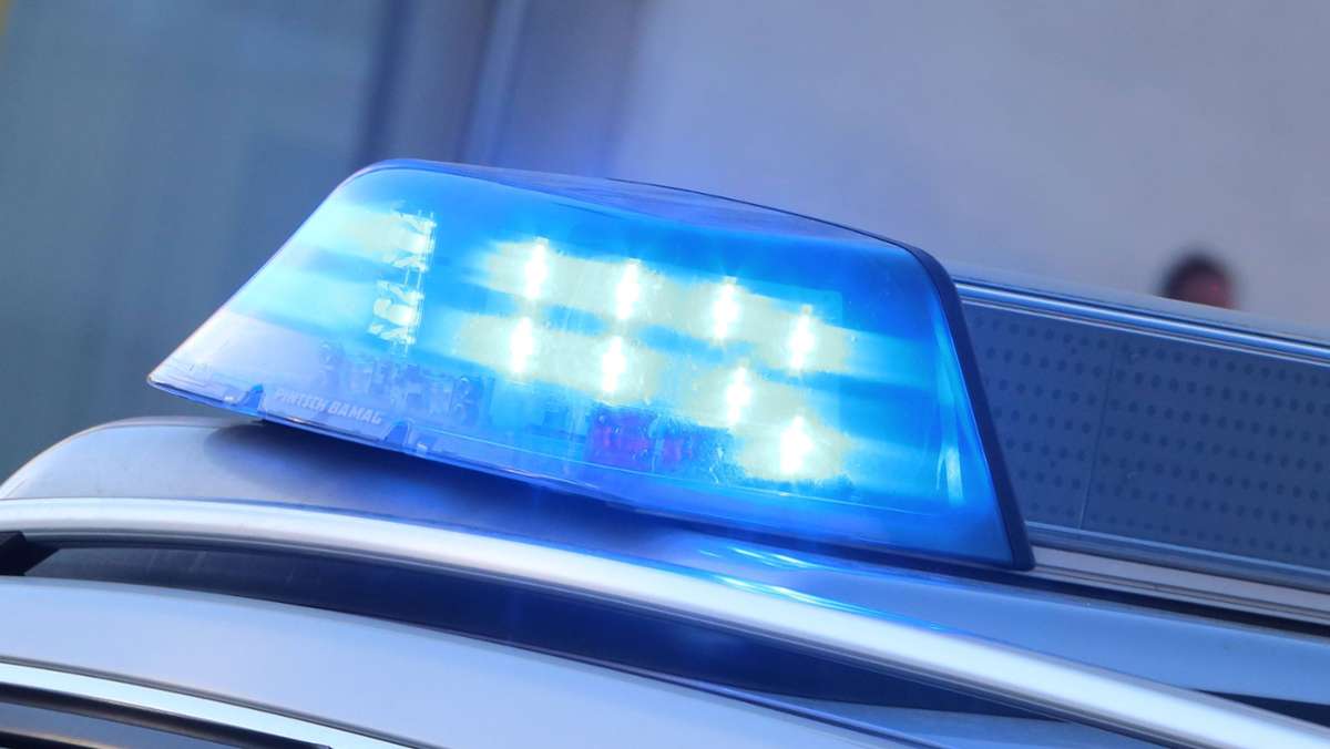 Unfallflucht in Leonberg: Fahrer beschädigt Auto und fährt weiter