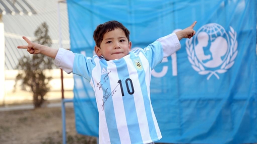 Messi beschenkt afghanisches Kind: Kleiner Fan bekommt signierte Trikots