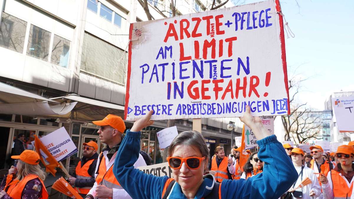 Streik in Stuttgart: Mehr als 1000 Ärzte an Unikliniken streiken für mehr Geld