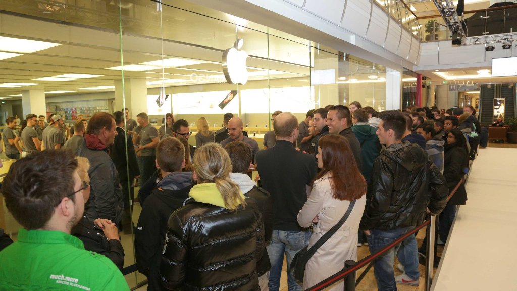  iPhone-Fans haben den Moment sehnlichst erwartet: Am Freitagmorgen sind auch im Apple Store in Sindelfingen bei Stuttgart die ersten Modelle des neuen iPhone 6S und 6S Plus über den Ladentisch gegangen. Dafür waren Hunderte über Stunden angestanden. 