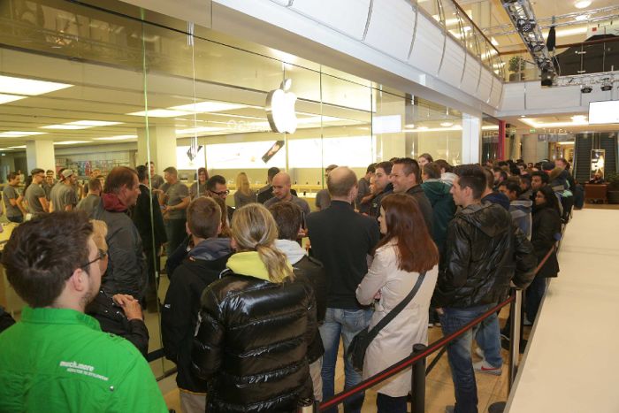 Hunderte warten auf das neue iPhone 6S