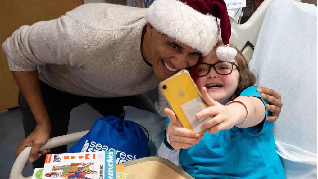 Barack Obama als Weihnachtsmann: Ex-Präsident verteilt Geschenke an kranke Kinder
