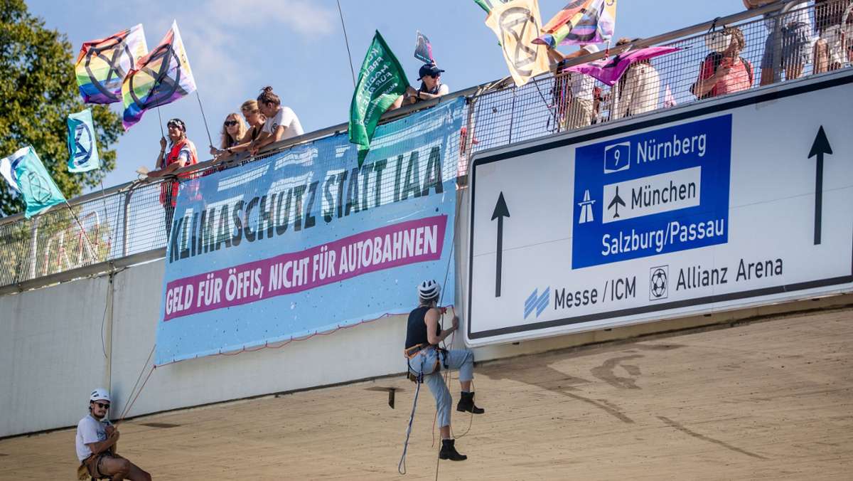 Vor Internationaler Automobil-Ausstellung: Abseilaktion von IAA-Gegner sorgt für Stau in München