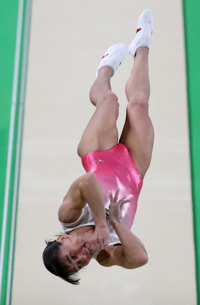 Oksana Chusovitina: Wenn man nur die olympischen Goldmedaillen zum Maßstab nimmt, hat die geborene Usbekin in dieser Liste wohl nicht viel zu suchen. Aber die heute 43-Jährige hält andere Rekorde: In ihrer Spezialdisziplin, dem Sprung, gewann sie bei neun WM-Teilnahmen insgesamt acht Medaillen - Rekord für eine Einzeldisziplin im Geräteturnen. Zudem ist sie mit sieben Teilnahmen (1992–2016) Rekordteilnehmerin bei Olympischen Turnwettbewerben. Sie trat in dieser Zeit für Usbekistan, Deutschland und später wieder für Usbekistan an. Seit 2006 ist sie im Besitz der deutschen Staatsbürgerschaft und war 2008 in Peking die älteste Medaillengewinnerin bei olympischen Turnwettbewerben. Zudem war sie die erste deutsche Turnerin auf dem Podium seit den Spielen in Seoul 1988.