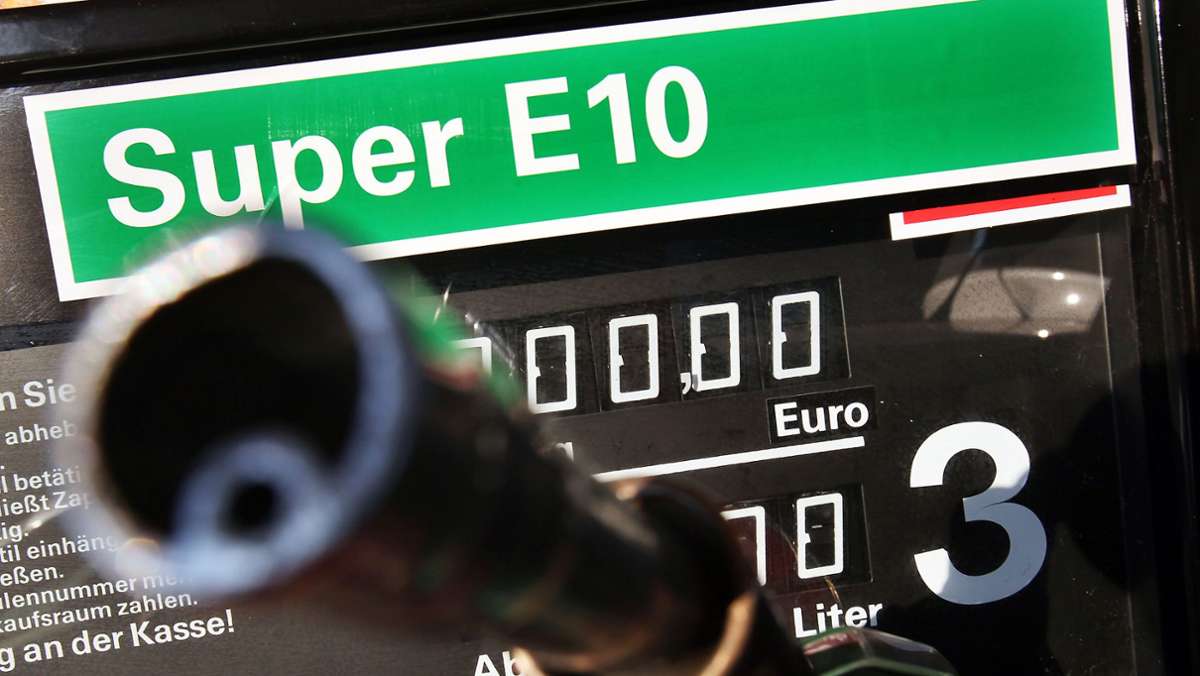  Die Spritpreise an den Tankstellen in Deutschland explodieren derzeit – und manch Autofahrer erhofft sich durch den Biokraftstoff E10 eine günstigere Tankfüllung. Doch welche Benziner sind dafür überhaupt geeignet? 