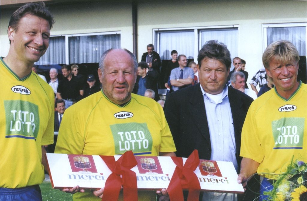 Doch auch im hohen Sportleralter findet Bernd Förster (rechts) noch Freude am Fußball. Gemeinsam mit anderen VfB-Größen tritt er regelmäßig bei Benefizspielen gegen den Ball.