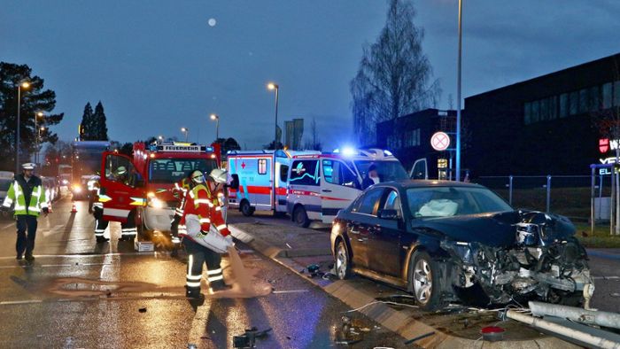 Unfall in Kornwestheim: Auto reißt Ampelmast um – zwei Verletzte