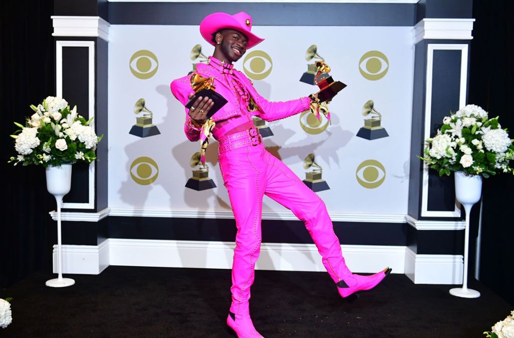 In einem pinkfarbenen Cowboy-Bondage-Anzug von Versace tänzelte der Rapper und Grammy-Gewinner Lil Nas X über die Bühne und den roten Teppich.