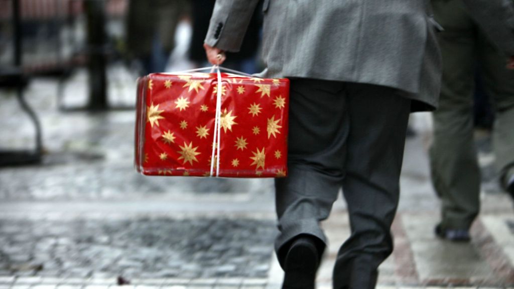 Umtauschen, verkaufen, verschenken: Was tun mit ungeliebten Geschenken unterm Weihnachtsbaum?