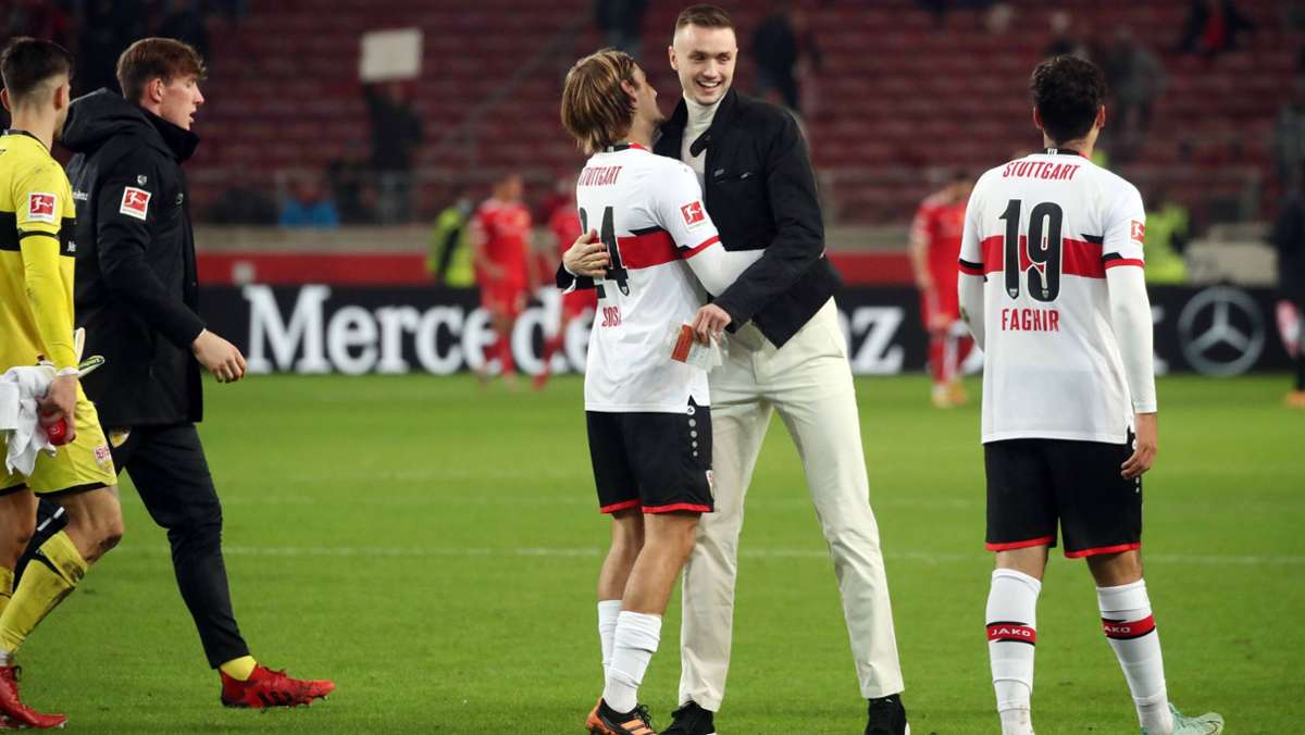  Sasa Kalajdzic steht beim VfB Stuttgart nicht nur für Tore, sondern auch für flotte Sprüche. Eine Kostprobe gab er nach dem Sieg gegen Mainz – als der Österreicher ein Interview mit Borna Sosa crashte. 