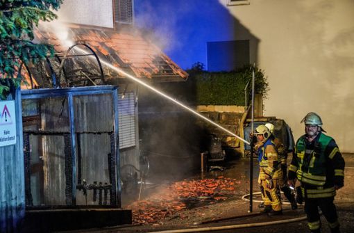 Ein Holzschuppen vor einem Wohnhaus brannte in Altbach. Foto: /SDMG / Kohls