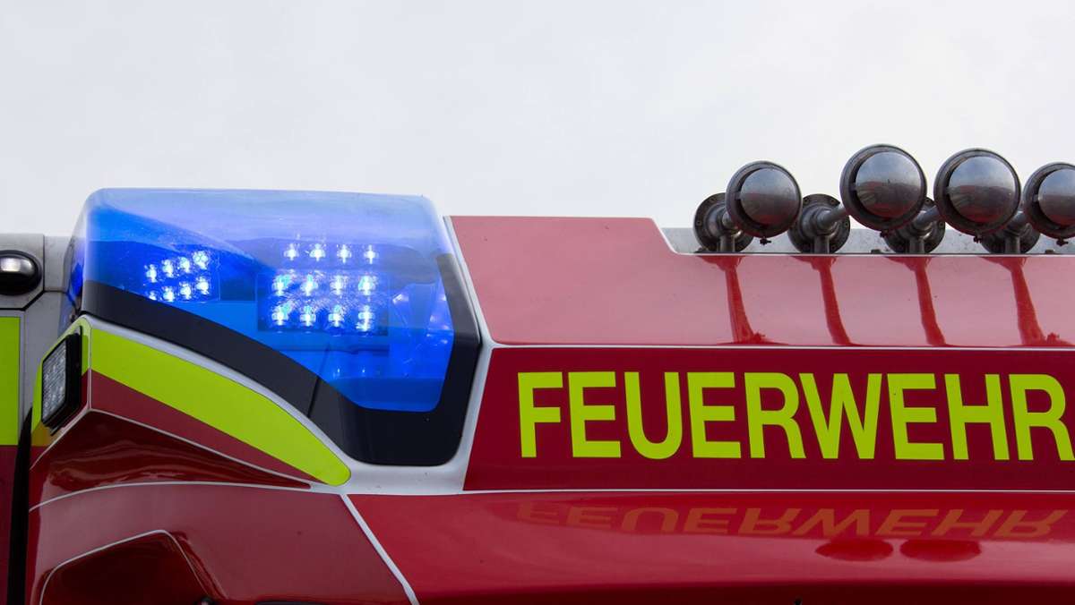 Stuttgart-Mühlhausen: SUV behindert Feuerwehrfahrzeug im Einsatz