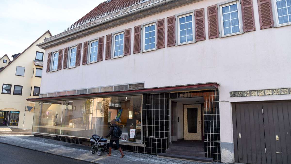  Das Nachbargebäude des Ehninger Rathauses bleibt Zankapfel in der Ratsrunde: Ein Patt im Gemeinderat verhindert den von Bürgermeister Lukas Rosengrün vorgeschlagenen und von Grünen und SPD unterstützten Sanierungsplan für die Königstraße 27. 