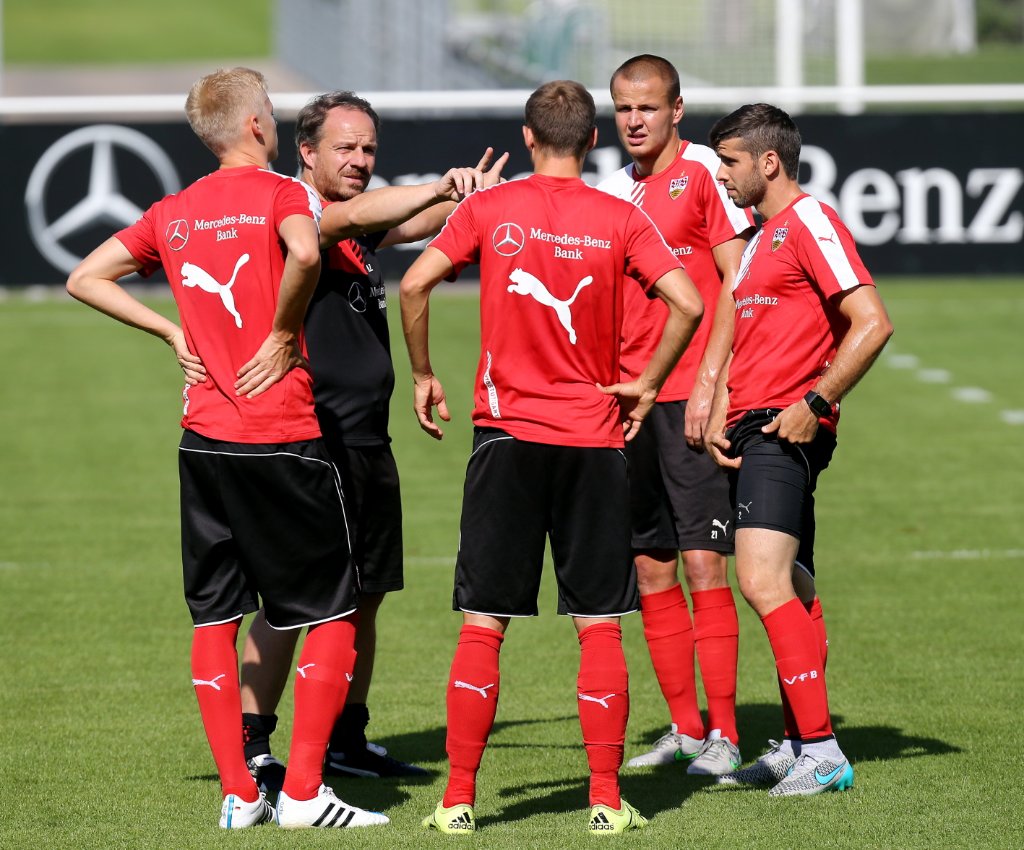 VfB-Trainer Alexander Zorniger (zweiter von links)