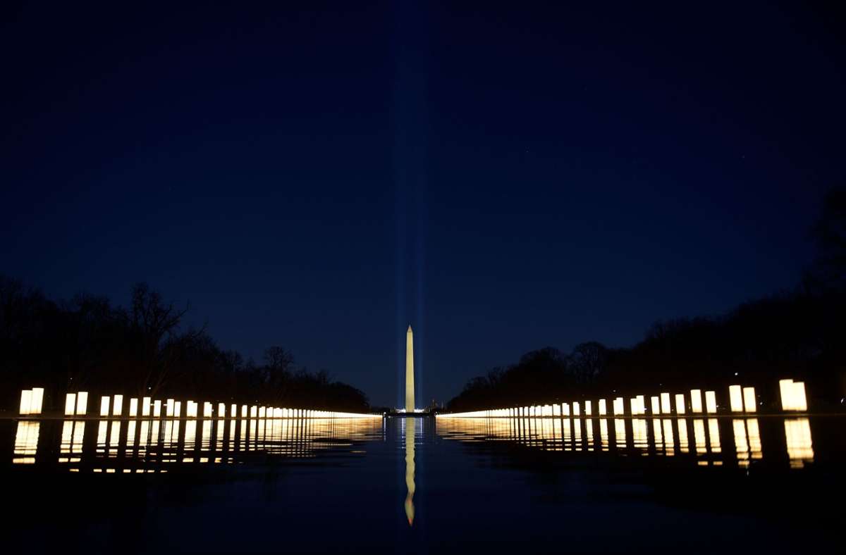 400 Lichter brannten am Wasserbecken vor dem Lincoln Memorial – ein Tribut an 400.000 Corona-Tote.