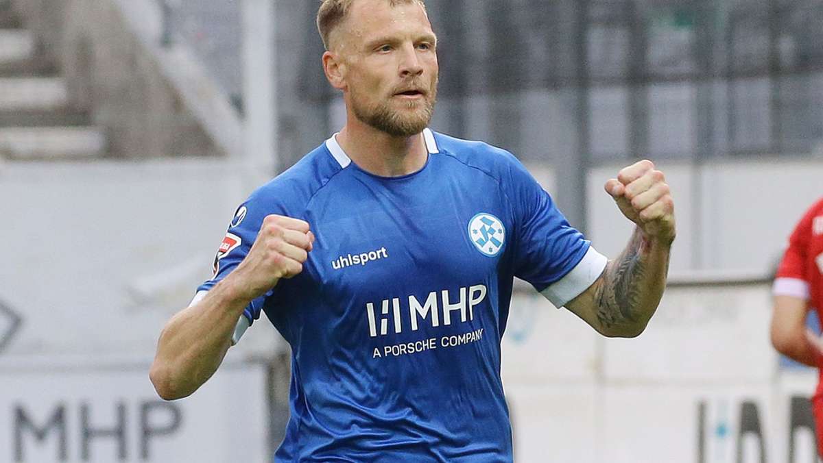 Stuttgarter Kickers nehmen Hürde  in Göppingen: Torschütze Dicklhuber feiert mit den Blauen hart erkämpften Sieg