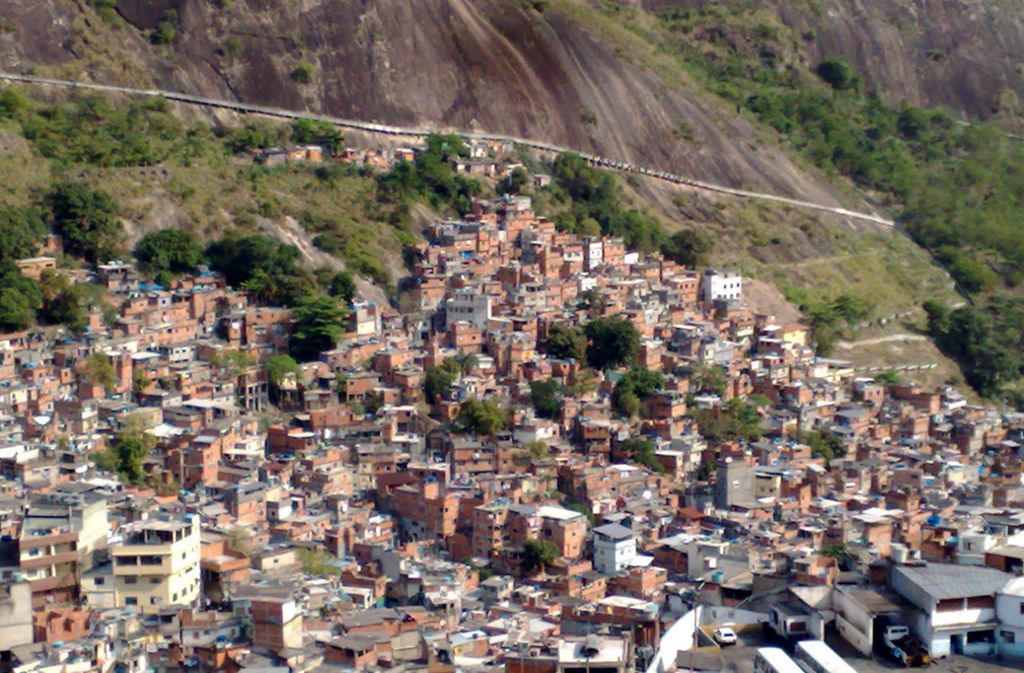 Das Comando Vermelho entstand in den späten 1970er Jahren in brasilianischen Gefängnissen. Heute kontrolliert die Verbrecherorganisation große Teile der Favelas in Rio de Janeiro – wie das Favela Rocinha.