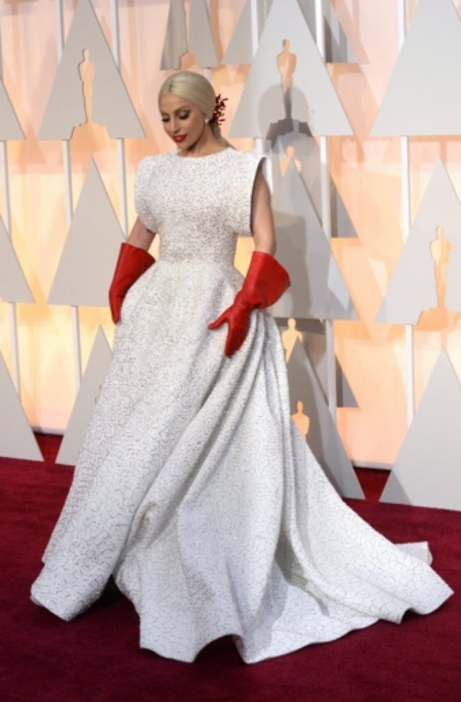 Ungewohnt wenig Haut zeigte Lady Gaga in einem Kleid von Azzedine Alaïa.