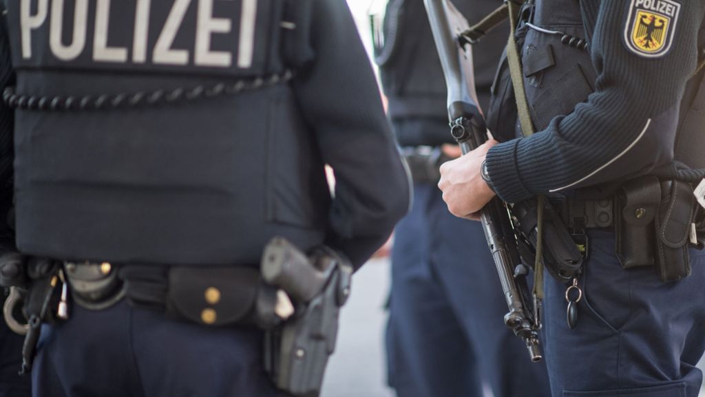 SS-Symbole auf Kleidung: Fußballfans in Frankfurt festgenommen