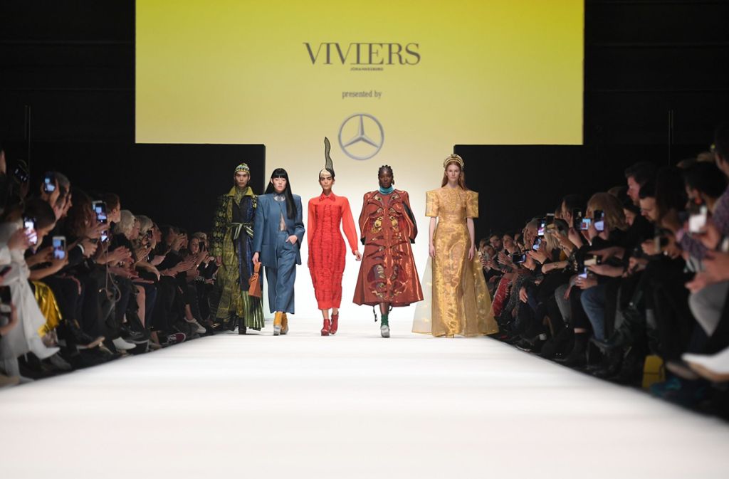Die Modemarke Viviers aus Johannesburg zeigte Models mit farbenfrohen Kleidern.