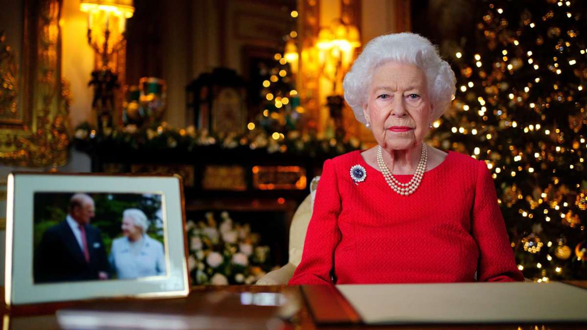  Die erste Weihnachtsansprache der Queen nach dem Tod von Prinz Philip wird am 1. Weihnachtstag im britischen Fernsehen übertragen. Elizabeth II. soll sich dabei ungewohnt persönlich zeigen. 