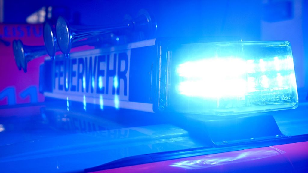 Ostalbkreis: Mann entdeckt brennendes Auto und verhindert wohl Hausbrand