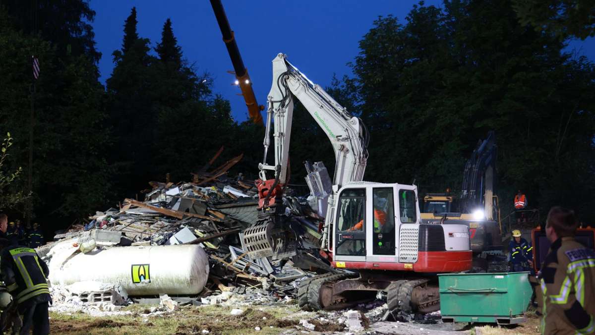 Haus-Explosion im Sauerland: Tote Frau aus den Trümmern geborgen