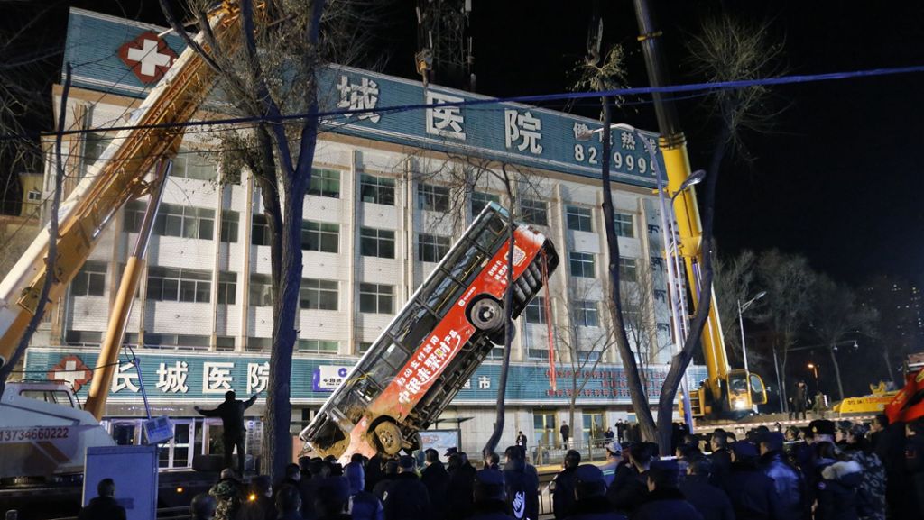 Unglück in China: Straßenloch verschluckt Bus - neun Tote, ein Vermisster